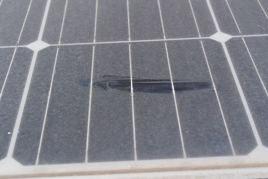 solární panel pokrytý silnou vrstvou prachu